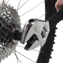 Démonte cassette avec pilote Shimano Hyperglide...sur carte