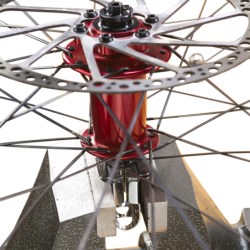 Axle vise for front and rear hubs