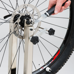 Disc brake rotor truing gauge for CR-07600